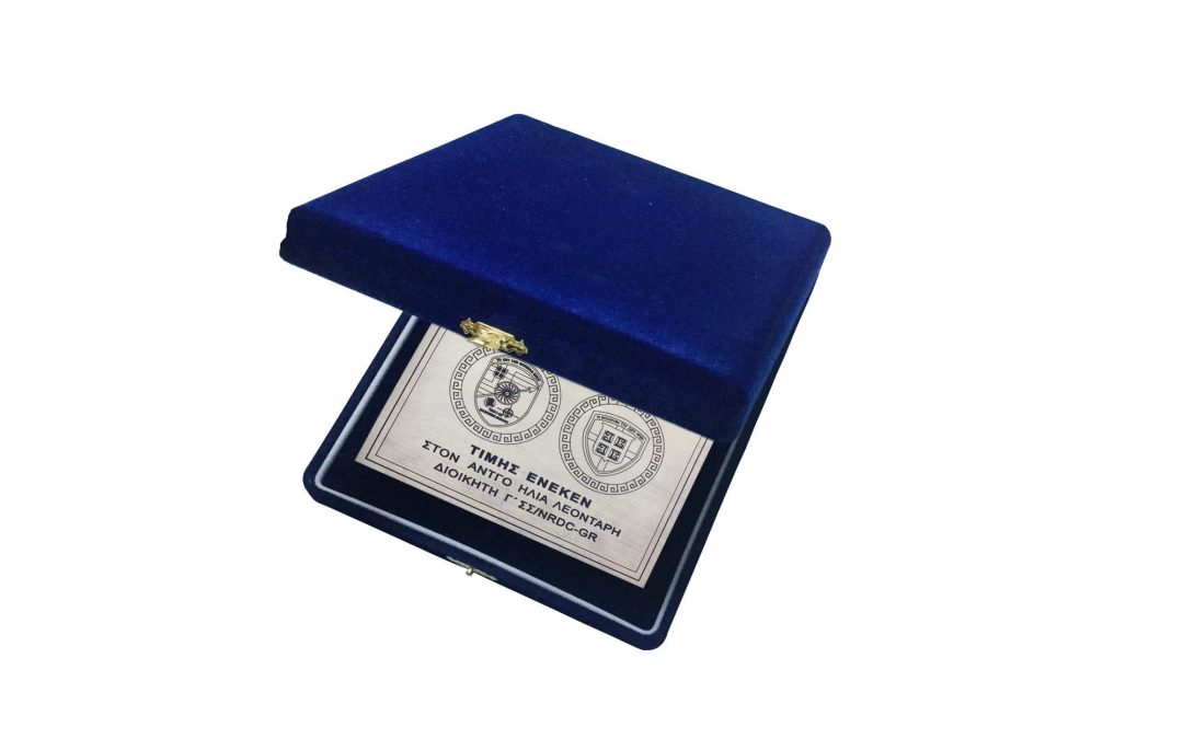 2a. Βελούδινη χειροποίητη κασετίνα 20×24 cm και πινακίδα 17Χ13 cm